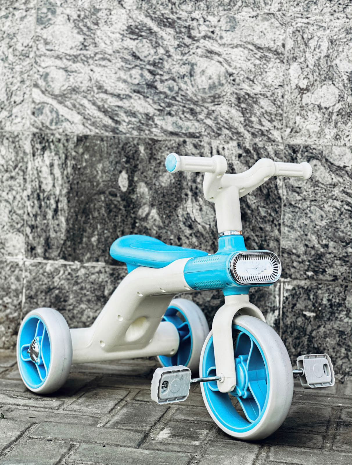 Kids Tricycle Pedal-Powered Ride-On Trike with Built-in Light & Music Headlight EVA Silent Wheels, Anti-Slip Pedals, Comfortable Seat, Durable Frame Indoor & Outdoor First Bicycle for Boys and Girls